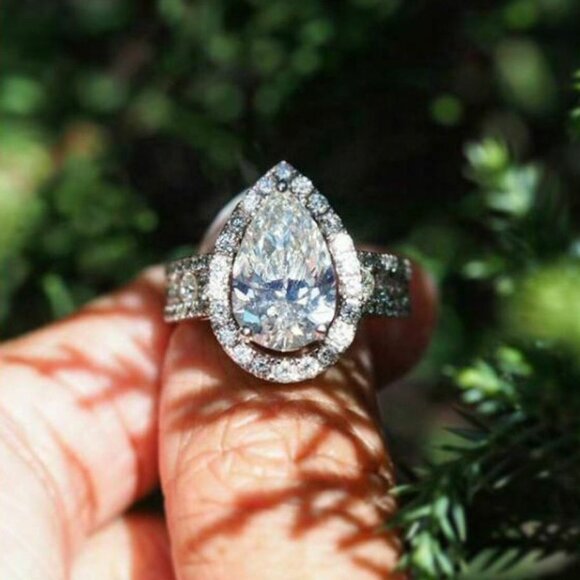 "Classic Wedding Pear Water Drop Crystal Clear CZ Elegant Ring, UNVN12271 - Picture 4 of 5